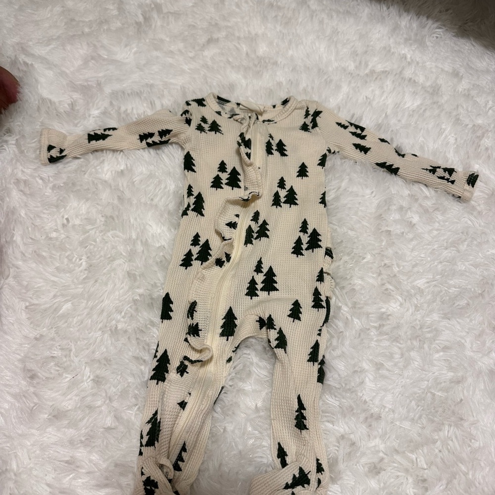 Spearmint baby Christmas tree ruffle pajamas 3-6 months